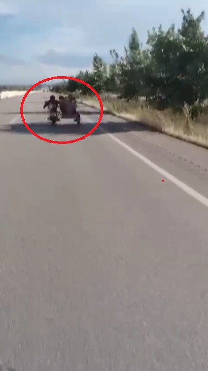 Motosikleti üzerine yatarak sürdü, yanındaki 2 kişinin de canını hiçe saydı