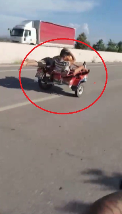 Motosikleti üzerine yatarak sürdü, yanındaki 2 kişinin de canını hiçe saydı