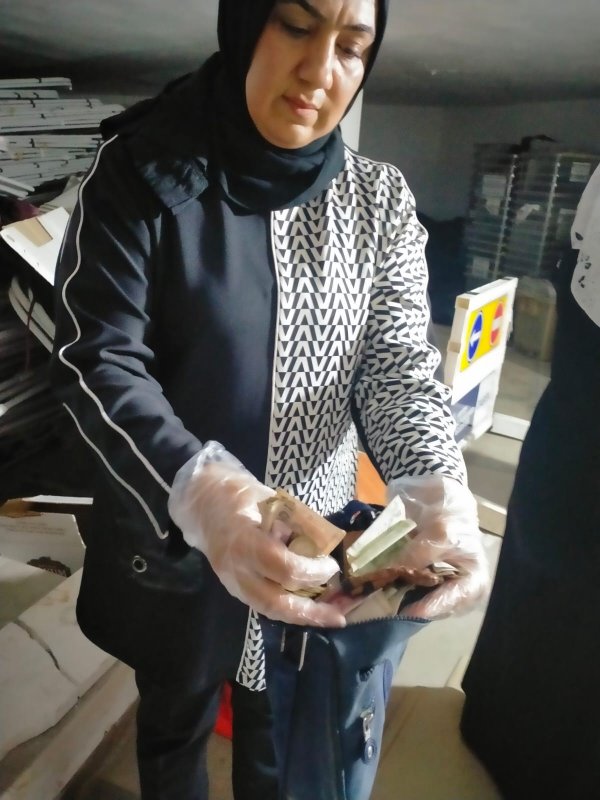 Kadın dilencinin yarım günlük kazancı 1193 TL