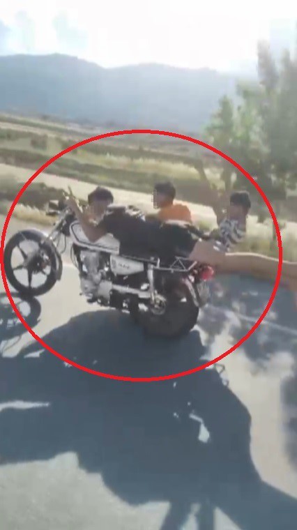 Hatay’da sepetli motosikletin üzerine yatarak yanındaki 2 kişinin de canını hiçe sayan sürücüye 24 bin 997 TL cezai işlem uygulandı.