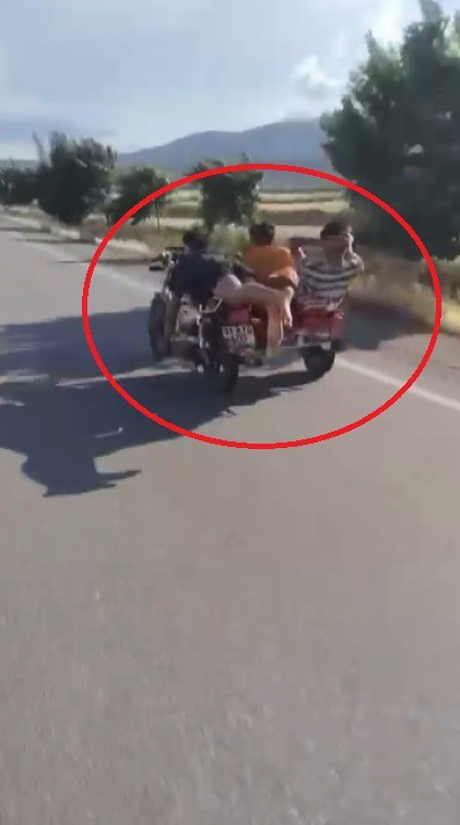 Hatay’da sepetli motosikletin üzerine yatarak yanındaki 2 kişinin de canını hiçe sayan sürücüye 24 bin 997 TL cezai işlem uygulandı.