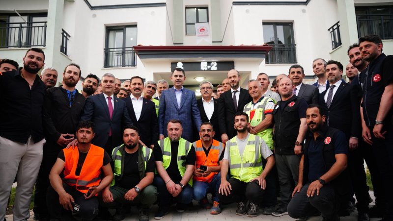 Bakan Kurum: "Tüm vatandaşlarımız evlerine kavuşana kadar çalışacağız"