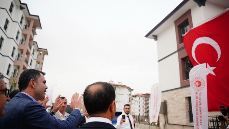 Bakan Kurum: "Tüm vatandaşlarımız evlerine kavuşana kadar çalışacağız"