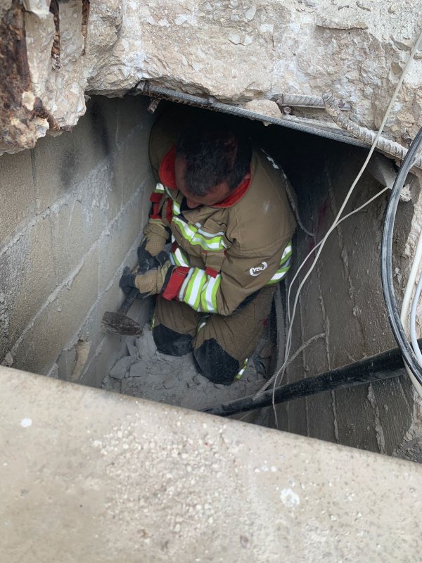 Duvar arasında mahsur kalan kedi, duvarın kırılmasıyla kurtarıldı