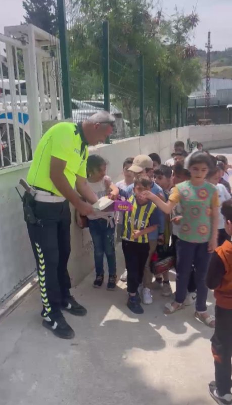 Polis ekiplerinin okul önündeki çikolata sırası yürekleri ısıttı