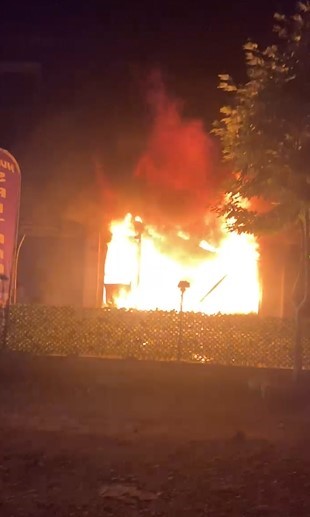 Gelinlikçide çıkan yangında yüzlerce gelinlik yanarak kül oldu