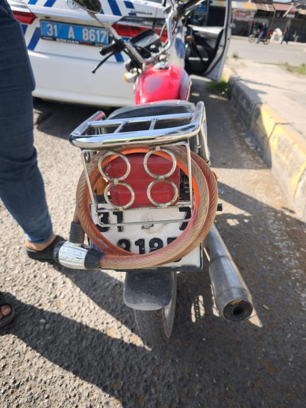 Plakasını kaskla, kilitle ve çamurla kapatan sürücülerin sözleri şaşırttı