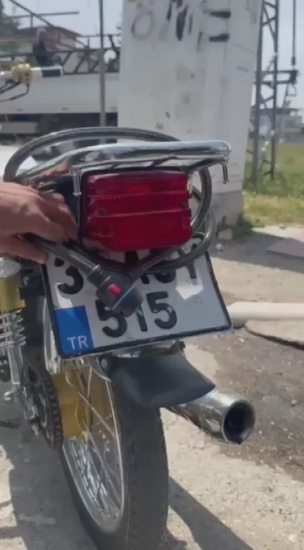 Plakasını kaskla, kilitle ve çamurla kapatan sürücülerin sözleri şaşırttı