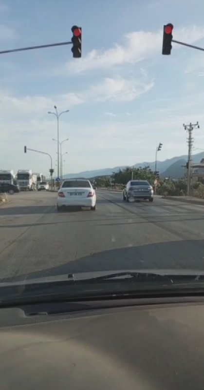 Sosyal medyaya görüntü çekmek isterken, kırmızı ışıkta geçen aracın karıştığı yaralamalı kazayı görüntüledi