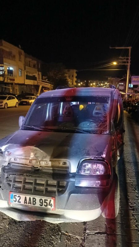 Hafif ticari araç önce patpata sonra minibüse çarptı: O anlar kamerada (Fotoğraflı) Mehmet İhsan Çakar HATAY (İHA) - Hatay'da sürücüsünün direksiyon hakimiyetini kaybettiği hafif ticari aracın park halindeki patpata ve minibüse çarptığı anlar kameraya yansıdı. Kaza, gece saatlerinde Altınözü ilçe merkezinde meydana geldi. Sürücüsünün direksiyon hakimiyetini kaybettiği Fiat marka 52 AAB 954 plakalı hafif ticari araç, yol kenarında park halindeki patpata ve minibüse çarptı. Çarpmanın etkisiyle patpatta ve minibüste maddi hasar meydana geldi. Vatandaşların ihbarı üzerine olay yerine sağlık ve polis ekipleri sevk edildi. Çarpmanın etkisiyle hafif ticari araç sürücüsü hafif yaralandı. Kaza anı bölgedeki bir iş yerinin güvenlik kamerasına anbean yansıdı. Polis ekipleri kazayla ilgili inceleme başlattı.