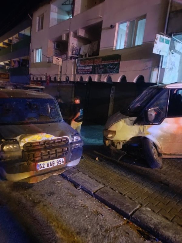 Hafif ticari araç önce patpata sonra minibüse çarptı: O anlar kamerada (Fotoğraflı) Mehmet İhsan Çakar HATAY (İHA) - Hatay'da sürücüsünün direksiyon hakimiyetini kaybettiği hafif ticari aracın park halindeki patpata ve minibüse çarptığı anlar kameraya yansıdı. Kaza, gece saatlerinde Altınözü ilçe merkezinde meydana geldi. Sürücüsünün direksiyon hakimiyetini kaybettiği Fiat marka 52 AAB 954 plakalı hafif ticari araç, yol kenarında park halindeki patpata ve minibüse çarptı. Çarpmanın etkisiyle patpatta ve minibüste maddi hasar meydana geldi. Vatandaşların ihbarı üzerine olay yerine sağlık ve polis ekipleri sevk edildi. Çarpmanın etkisiyle hafif ticari araç sürücüsü hafif yaralandı. Kaza anı bölgedeki bir iş yerinin güvenlik kamerasına anbean yansıdı. Polis ekipleri kazayla ilgili inceleme başlattı.