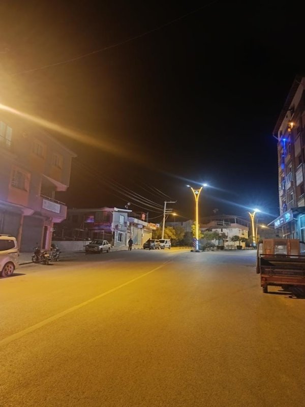 Hafif ticari araç önce patpata sonra minibüse çarptı: O anlar kamerada (Fotoğraflı) Mehmet İhsan Çakar HATAY (İHA) - Hatay'da sürücüsünün direksiyon hakimiyetini kaybettiği hafif ticari aracın park halindeki patpata ve minibüse çarptığı anlar kameraya yansıdı. Kaza, gece saatlerinde Altınözü ilçe merkezinde meydana geldi. Sürücüsünün direksiyon hakimiyetini kaybettiği Fiat marka 52 AAB 954 plakalı hafif ticari araç, yol kenarında park halindeki patpata ve minibüse çarptı. Çarpmanın etkisiyle patpatta ve minibüste maddi hasar meydana geldi. Vatandaşların ihbarı üzerine olay yerine sağlık ve polis ekipleri sevk edildi. Çarpmanın etkisiyle hafif ticari araç sürücüsü hafif yaralandı. Kaza anı bölgedeki bir iş yerinin güvenlik kamerasına anbean yansıdı. Polis ekipleri kazayla ilgili inceleme başlattı.