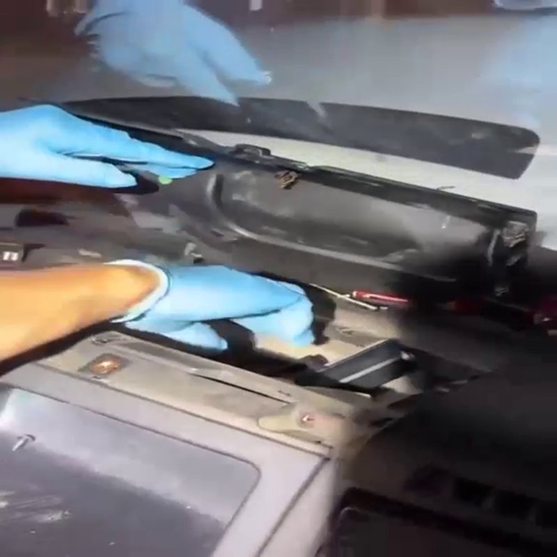 Motor kısmı başta olmak üzere her yerine silah saklanan araç polisten kaçamadı