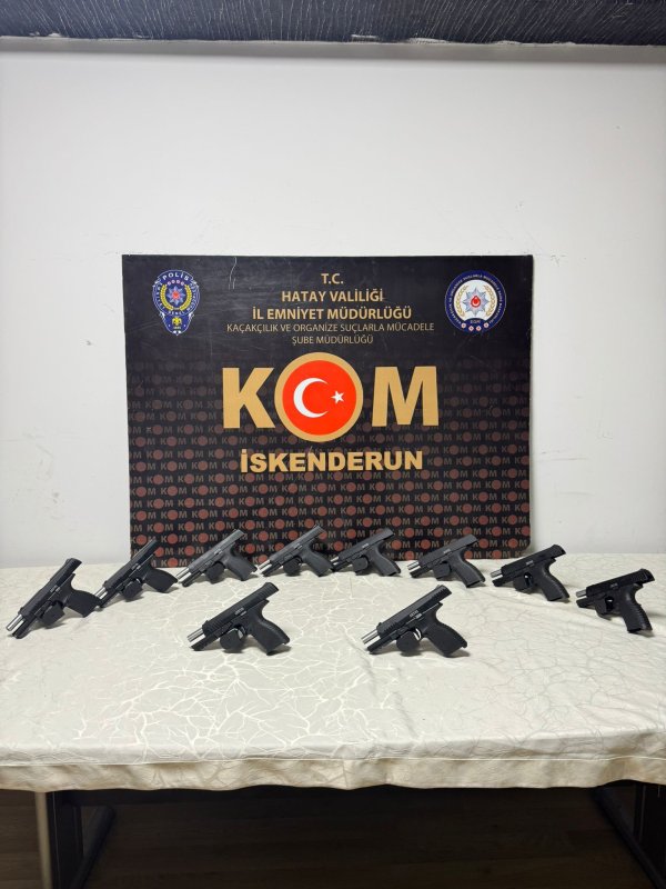 Motor kısmı başta olmak üzere her yerine silah saklanan araç polisten kaçamadı