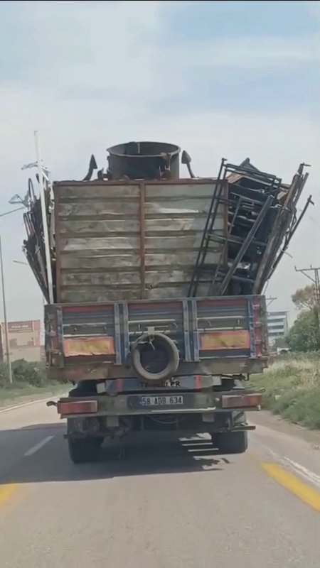 Kazaya davetiye çıkararak yük taşıyan sürücüye ceza yağdı