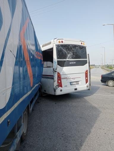 İşçi servisi, kargo kamyonuyla çarpıştı (Fotoğraflı) Ferit Savaş HATAY (İHA) - Hatay Dörtyol ilçesinde, işçi servisiyle çarpışan Yurtiçi kargo kamyonu hurdaya döndü. Kazada kargo aracının sürücüsü yaralandı. Kaza, Dörtyol ilçesi Ocaklı Mahallesi otoyol kavşağında meydana geldi. Iveco marka 34 DR 5143 plakalı Yurtiçi kargo kamyonu, aynı istikamette ilerleyen ve içinde yolcu bulunmayan 31 C 2362 plakalı servis midibüsü ile çarpıştı. Kazada kargo kamyonu hurdaya dönerken yaralı sürücü itfaiye ekipleri tarafından kurtarıldı. Sağlık ekiplerine teslim edilen sürücü ilk müdahalesinin ardından Dörtyol Devlet Hastanesi'ne sevk edildi. Kazayla ilgili inceleme başlattı.
