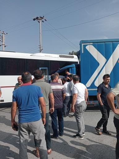 İşçi servisi, kargo kamyonuyla çarpıştı (Fotoğraflı) Ferit Savaş HATAY (İHA) - Hatay Dörtyol ilçesinde, işçi servisiyle çarpışan Yurtiçi kargo kamyonu hurdaya döndü. Kazada kargo aracının sürücüsü yaralandı. Kaza, Dörtyol ilçesi Ocaklı Mahallesi otoyol kavşağında meydana geldi. Iveco marka 34 DR 5143 plakalı Yurtiçi kargo kamyonu, aynı istikamette ilerleyen ve içinde yolcu bulunmayan 31 C 2362 plakalı servis midibüsü ile çarpıştı. Kazada kargo kamyonu hurdaya dönerken yaralı sürücü itfaiye ekipleri tarafından kurtarıldı. Sağlık ekiplerine teslim edilen sürücü ilk müdahalesinin ardından Dörtyol Devlet Hastanesi'ne sevk edildi. Kazayla ilgili inceleme başlattı.
