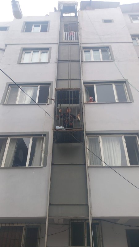 Bina dışındaki asansör arızalanınca sokağı seyre başladı