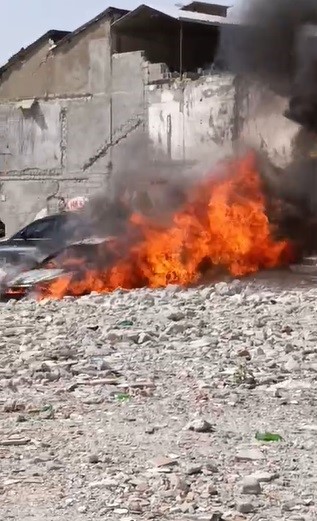 Park halindeki otomobil alevlere teslim oldu