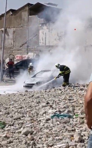 Park halindeki otomobil alevlere teslim oldu