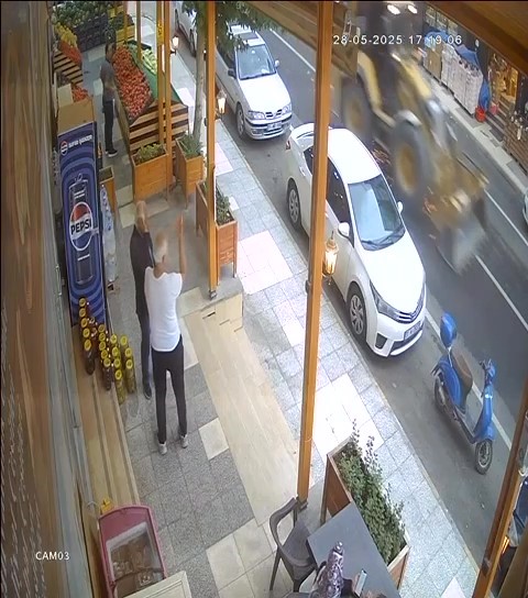 Freni arızalanan kepçe, 4 araca çarptı