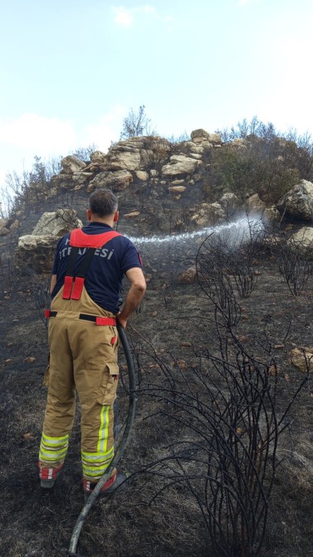 Otluk alanda çıkan yangın ormana sıçramadan söndürüldü