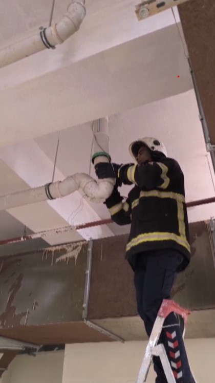 Boru içinde mahsur kalan yavru kedinin yardımına itfaiye ekipleri yetişti (Fotoğraflı) Ahmet Arslan HATAY (İHA) - Hatay'ın Reyhanlı ilçesinde boru içinde mahsur kalan yavru kediyi, itfaiye ekipleri kurtardı. Reyhanlı ilçesi Yenişehir Mahallesi'ndeki öğrenci yurdunda boru içinden gelen miyavlama sesini duyan vatandaşlar durumu itfaiye ekiplerine bildirdi. İhbar üzerine olay yerine Hatay Büyükşehir Belediyesi itfaiye ekipleri sevk edildi. Kısa sürede bölgeye gelen ekiplerin müdahalesiyle boru içinde mahsur kalan yavru kedi kurtarıldı. Kurtarılan yavru kedi, beslenme ve sağlık kontrolünün ardından doğaya bırakıldı.