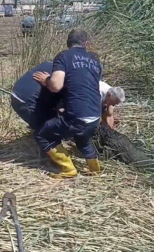 HATAY (İHA) - Hatay'ın Reyhanlı ilçesinde kaçarak çamura saplanan ve mahsur kalan 2 kurbanlık koyun itfaiye ekipleri tarafından kurtarıldı. Olay, Reyhanlı ilçesi Adabucak Mahallesi'nde yaşandı. Mahallede yaşayan bir vatandaş, Kurban Bayramı'nda kesmek için satın aldığı 2 koyunu evinin önünde beslemeye başladı. Yeni Sanayi Sitesi yakınlarındaki tarlaya kaçan 2 koyun, çamurla kaplı dereye düştü. Çamura saplanıp mahsur kalan koyunları gören vatandaşların durumu 112 Acil Çağrı Merkezi'ne bildirilmesi üzerine olay yerine itfaiye ekipleri sevk edildi. Kısa sürede bölgeye intikal eden itfaiye ekipleri, iş makinesi yardımıyla çamura saplanan koyunlar kurtardı. İtfaiye ekiplerinin operasyonuyla kurtarılan iki koyun sahibine teslim edildi.