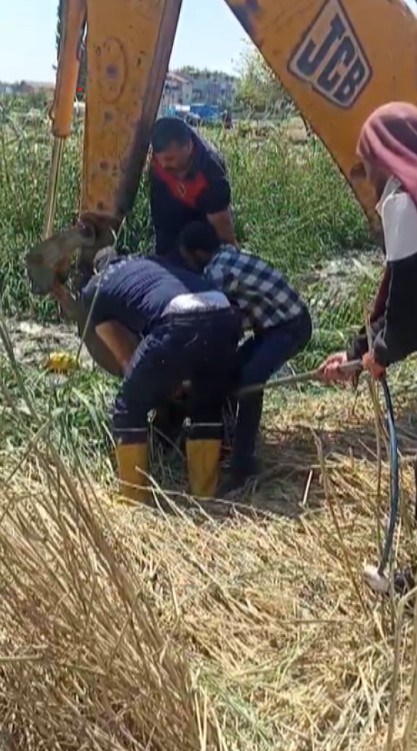 HATAY (İHA) - Hatay'ın Reyhanlı ilçesinde kaçarak çamura saplanan ve mahsur kalan 2 kurbanlık koyun itfaiye ekipleri tarafından kurtarıldı. Olay, Reyhanlı ilçesi Adabucak Mahallesi'nde yaşandı. Mahallede yaşayan bir vatandaş, Kurban Bayramı'nda kesmek için satın aldığı 2 koyunu evinin önünde beslemeye başladı. Yeni Sanayi Sitesi yakınlarındaki tarlaya kaçan 2 koyun, çamurla kaplı dereye düştü. Çamura saplanıp mahsur kalan koyunları gören vatandaşların durumu 112 Acil Çağrı Merkezi'ne bildirilmesi üzerine olay yerine itfaiye ekipleri sevk edildi. Kısa sürede bölgeye intikal eden itfaiye ekipleri, iş makinesi yardımıyla çamura saplanan koyunlar kurtardı. İtfaiye ekiplerinin operasyonuyla kurtarılan iki koyun sahibine teslim edildi.