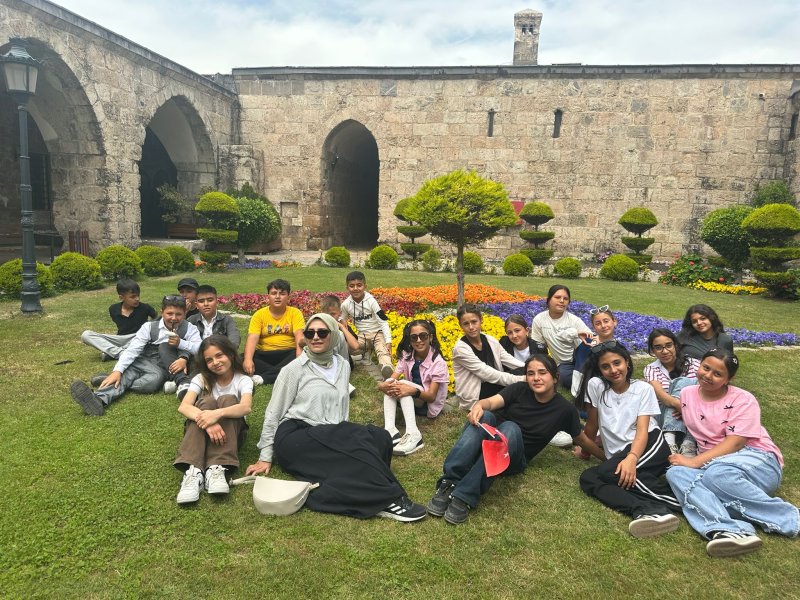 HATAYLI ÖĞRENCİLER GEZEREK ÖĞRENDİ 