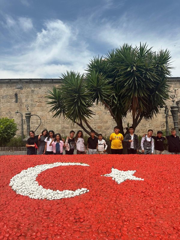 HATAYLI ÖĞRENCİLER GEZEREK ÖĞRENDİ 