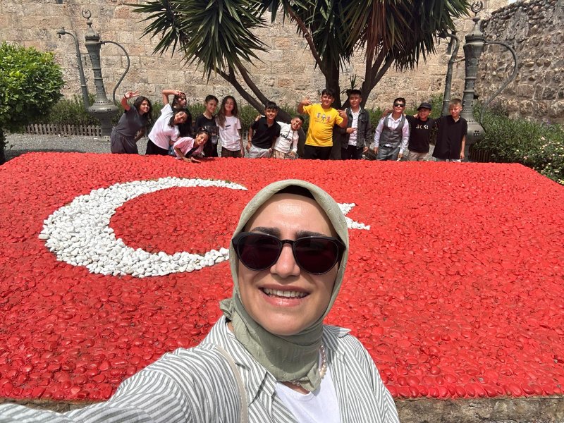 HATAYLI ÖĞRENCİLER GEZEREK ÖĞRENDİ 