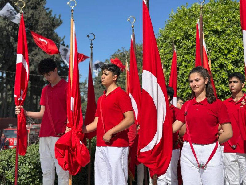 Hatay’da Atatürk Anıtı’na 19 Mayıs çelenk sunumu gerçekleştirildi