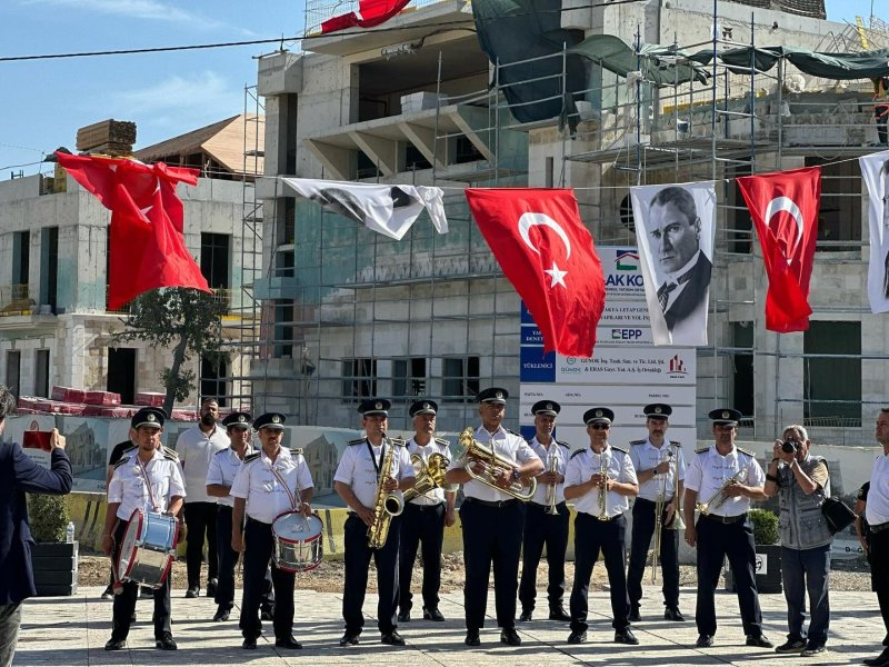 Hatay’da Atatürk Anıtı’na 19 Mayıs çelenk sunumu gerçekleştirildi