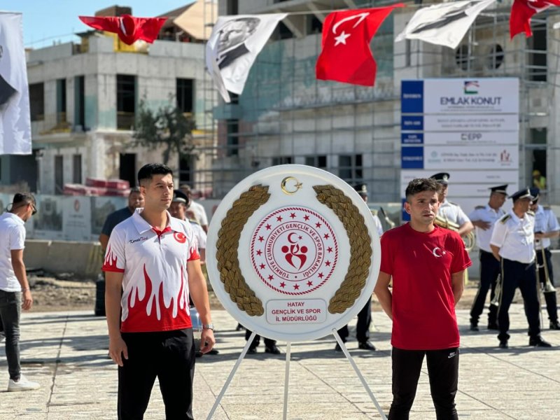 Hatay’da Atatürk Anıtı’na 19 Mayıs çelenk sunumu gerçekleştirildi