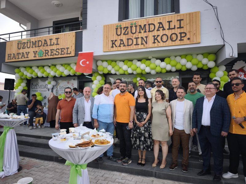 ÜZÜMDALI KADIN KOOPERATİFİ AÇILDI Tuğba Albayrak ve Aysun Maraşlıoğlu’nun işletmeciliğini yapacağı Üzümdalı Kadın Kooperatifi gerçekleşen törenle hizmete girdi. Antakya Üzümdalı Mahallesi’nde gerçekleşen açılış törenine Hatay Valiliği İl Planlama ve Koordinasyon Müdürü Mustafa Örgüt, DEVA Partisi Ankara Milletvekili Av. Sadullah Ergin, DEVA Partisi İl Başkanı İlker Eker, Hatay İnşaatçılar ve Boyacılar Odası Başkanı Mehmet Alakuş, Hatay Ticaret İl Müdürü Halit İmrek, işletmeciler Tuğba Albayrak ve Aysun Maraşlıoğlu ile çok sayıda vatandaş katıldı. ALBAYRAK: KOOPERATİFİMİZ YÖRESEL ÜRÜNLERİ ÖNE ÇIKARACAK Açılışın ardından değerlendirmelerde bulunan işletmeci Tuğba Albayrak; “Ortağım Aysun Maraşlıoğlu ile birlikte kurduğumuz kooperatifte elimizden geldiğinde Hatay yöresel ürünlerin imalatını yapıyoruz. Yaptığımız ürünler oruk, kaytaz böreği, biberli ekmek, börek, ıspanaklı börekler, katıklı ekmek çeşitleri, kömbe çeşitleri, tuzlu, zahterli, portakallı pasta, tandır kahkesi, kabak tatlısı, biber salçası, zeytinyağı, nar ekşisidir. Bunlar yaptığımız ürünlerin bir kısmı. Diğer ürünlerimizi ve bu lezzetlerimizi görmek ve tatmak isteyenleri kooperatifimize bekliyoruz. Açılışımıza katılan herkese teşekkür ediyorum. Kooperatifimize katkı sunmak isteyen herkesi Üzümdalı Mahallemize ve kadın kooperatifimize bekliyoruz” ifadelerini kullandı. Açılışın ardından Albayrak ve Maraşlıoğlu, katılımcılara kooperatifi gezdirdi. Program davetliler onuruna verilen kokteyl ile sona erdi.