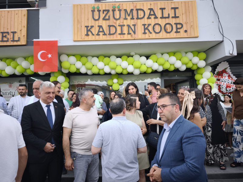ÜZÜMDALI KADIN KOOPERATİFİ AÇILDI Tuğba Albayrak ve Aysun Maraşlıoğlu’nun işletmeciliğini yapacağı Üzümdalı Kadın Kooperatifi gerçekleşen törenle hizmete girdi. Antakya Üzümdalı Mahallesi’nde gerçekleşen açılış törenine Hatay Valiliği İl Planlama ve Koordinasyon Müdürü Mustafa Örgüt, DEVA Partisi Ankara Milletvekili Av. Sadullah Ergin, DEVA Partisi İl Başkanı İlker Eker, Hatay İnşaatçılar ve Boyacılar Odası Başkanı Mehmet Alakuş, Hatay Ticaret İl Müdürü Halit İmrek, işletmeciler Tuğba Albayrak ve Aysun Maraşlıoğlu ile çok sayıda vatandaş katıldı. ALBAYRAK: KOOPERATİFİMİZ YÖRESEL ÜRÜNLERİ ÖNE ÇIKARACAK Açılışın ardından değerlendirmelerde bulunan işletmeci Tuğba Albayrak; “Ortağım Aysun Maraşlıoğlu ile birlikte kurduğumuz kooperatifte elimizden geldiğinde Hatay yöresel ürünlerin imalatını yapıyoruz. Yaptığımız ürünler oruk, kaytaz böreği, biberli ekmek, börek, ıspanaklı börekler, katıklı ekmek çeşitleri, kömbe çeşitleri, tuzlu, zahterli, portakallı pasta, tandır kahkesi, kabak tatlısı, biber salçası, zeytinyağı, nar ekşisidir. Bunlar yaptığımız ürünlerin bir kısmı. Diğer ürünlerimizi ve bu lezzetlerimizi görmek ve tatmak isteyenleri kooperatifimize bekliyoruz. Açılışımıza katılan herkese teşekkür ediyorum. Kooperatifimize katkı sunmak isteyen herkesi Üzümdalı Mahallemize ve kadın kooperatifimize bekliyoruz” ifadelerini kullandı. Açılışın ardından Albayrak ve Maraşlıoğlu, katılımcılara kooperatifi gezdirdi. Program davetliler onuruna verilen kokteyl ile sona erdi.