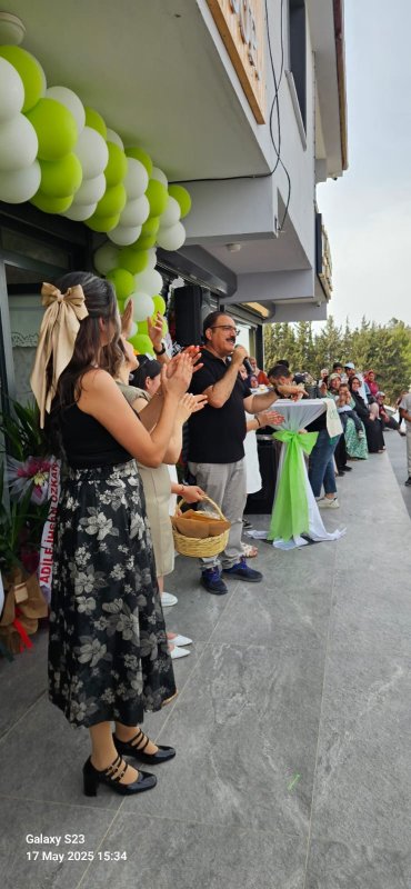 ÜZÜMDALI KADIN KOOPERATİFİ AÇILDI Tuğba Albayrak ve Aysun Maraşlıoğlu’nun işletmeciliğini yapacağı Üzümdalı Kadın Kooperatifi gerçekleşen törenle hizmete girdi. Antakya Üzümdalı Mahallesi’nde gerçekleşen açılış törenine Hatay Valiliği İl Planlama ve Koordinasyon Müdürü Mustafa Örgüt, DEVA Partisi Ankara Milletvekili Av. Sadullah Ergin, DEVA Partisi İl Başkanı İlker Eker, Hatay İnşaatçılar ve Boyacılar Odası Başkanı Mehmet Alakuş, Hatay Ticaret İl Müdürü Halit İmrek, işletmeciler Tuğba Albayrak ve Aysun Maraşlıoğlu ile çok sayıda vatandaş katıldı. ALBAYRAK: KOOPERATİFİMİZ YÖRESEL ÜRÜNLERİ ÖNE ÇIKARACAK Açılışın ardından değerlendirmelerde bulunan işletmeci Tuğba Albayrak; “Ortağım Aysun Maraşlıoğlu ile birlikte kurduğumuz kooperatifte elimizden geldiğinde Hatay yöresel ürünlerin imalatını yapıyoruz. Yaptığımız ürünler oruk, kaytaz böreği, biberli ekmek, börek, ıspanaklı börekler, katıklı ekmek çeşitleri, kömbe çeşitleri, tuzlu, zahterli, portakallı pasta, tandır kahkesi, kabak tatlısı, biber salçası, zeytinyağı, nar ekşisidir. Bunlar yaptığımız ürünlerin bir kısmı. Diğer ürünlerimizi ve bu lezzetlerimizi görmek ve tatmak isteyenleri kooperatifimize bekliyoruz. Açılışımıza katılan herkese teşekkür ediyorum. Kooperatifimize katkı sunmak isteyen herkesi Üzümdalı Mahallemize ve kadın kooperatifimize bekliyoruz” ifadelerini kullandı. Açılışın ardından Albayrak ve Maraşlıoğlu, katılımcılara kooperatifi gezdirdi. Program davetliler onuruna verilen kokteyl ile sona erdi.