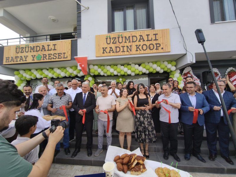ÜZÜMDALI KADIN KOOPERATİFİ AÇILDI Tuğba Albayrak ve Aysun Maraşlıoğlu’nun işletmeciliğini yapacağı Üzümdalı Kadın Kooperatifi gerçekleşen törenle hizmete girdi. Antakya Üzümdalı Mahallesi’nde gerçekleşen açılış törenine Hatay Valiliği İl Planlama ve Koordinasyon Müdürü Mustafa Örgüt, DEVA Partisi Ankara Milletvekili Av. Sadullah Ergin, DEVA Partisi İl Başkanı İlker Eker, Hatay İnşaatçılar ve Boyacılar Odası Başkanı Mehmet Alakuş, Hatay Ticaret İl Müdürü Halit İmrek, işletmeciler Tuğba Albayrak ve Aysun Maraşlıoğlu ile çok sayıda vatandaş katıldı. ALBAYRAK: KOOPERATİFİMİZ YÖRESEL ÜRÜNLERİ ÖNE ÇIKARACAK Açılışın ardından değerlendirmelerde bulunan işletmeci Tuğba Albayrak; “Ortağım Aysun Maraşlıoğlu ile birlikte kurduğumuz kooperatifte elimizden geldiğinde Hatay yöresel ürünlerin imalatını yapıyoruz. Yaptığımız ürünler oruk, kaytaz böreği, biberli ekmek, börek, ıspanaklı börekler, katıklı ekmek çeşitleri, kömbe çeşitleri, tuzlu, zahterli, portakallı pasta, tandır kahkesi, kabak tatlısı, biber salçası, zeytinyağı, nar ekşisidir. Bunlar yaptığımız ürünlerin bir kısmı. Diğer ürünlerimizi ve bu lezzetlerimizi görmek ve tatmak isteyenleri kooperatifimize bekliyoruz. Açılışımıza katılan herkese teşekkür ediyorum. Kooperatifimize katkı sunmak isteyen herkesi Üzümdalı Mahallemize ve kadın kooperatifimize bekliyoruz” ifadelerini kullandı. Açılışın ardından Albayrak ve Maraşlıoğlu, katılımcılara kooperatifi gezdirdi. Program davetliler onuruna verilen kokteyl ile sona erdi.