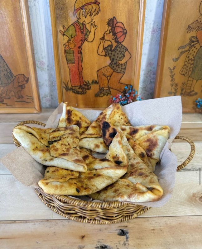 ÜZÜMDALI KADIN KOOPERATİFİ AÇILDI Tuğba Albayrak ve Aysun Maraşlıoğlu’nun işletmeciliğini yapacağı Üzümdalı Kadın Kooperatifi gerçekleşen törenle hizmete girdi. Antakya Üzümdalı Mahallesi’nde gerçekleşen açılış törenine Hatay Valiliği İl Planlama ve Koordinasyon Müdürü Mustafa Örgüt, DEVA Partisi Ankara Milletvekili Av. Sadullah Ergin, DEVA Partisi İl Başkanı İlker Eker, Hatay İnşaatçılar ve Boyacılar Odası Başkanı Mehmet Alakuş, Hatay Ticaret İl Müdürü Halit İmrek, işletmeciler Tuğba Albayrak ve Aysun Maraşlıoğlu ile çok sayıda vatandaş katıldı. ALBAYRAK: KOOPERATİFİMİZ YÖRESEL ÜRÜNLERİ ÖNE ÇIKARACAK Açılışın ardından değerlendirmelerde bulunan işletmeci Tuğba Albayrak; “Ortağım Aysun Maraşlıoğlu ile birlikte kurduğumuz kooperatifte elimizden geldiğinde Hatay yöresel ürünlerin imalatını yapıyoruz. Yaptığımız ürünler oruk, kaytaz böreği, biberli ekmek, börek, ıspanaklı börekler, katıklı ekmek çeşitleri, kömbe çeşitleri, tuzlu, zahterli, portakallı pasta, tandır kahkesi, kabak tatlısı, biber salçası, zeytinyağı, nar ekşisidir. Bunlar yaptığımız ürünlerin bir kısmı. Diğer ürünlerimizi ve bu lezzetlerimizi görmek ve tatmak isteyenleri kooperatifimize bekliyoruz. Açılışımıza katılan herkese teşekkür ediyorum. Kooperatifimize katkı sunmak isteyen herkesi Üzümdalı Mahallemize ve kadın kooperatifimize bekliyoruz” ifadelerini kullandı. Açılışın ardından Albayrak ve Maraşlıoğlu, katılımcılara kooperatifi gezdirdi. Program davetliler onuruna verilen kokteyl ile sona erdi.