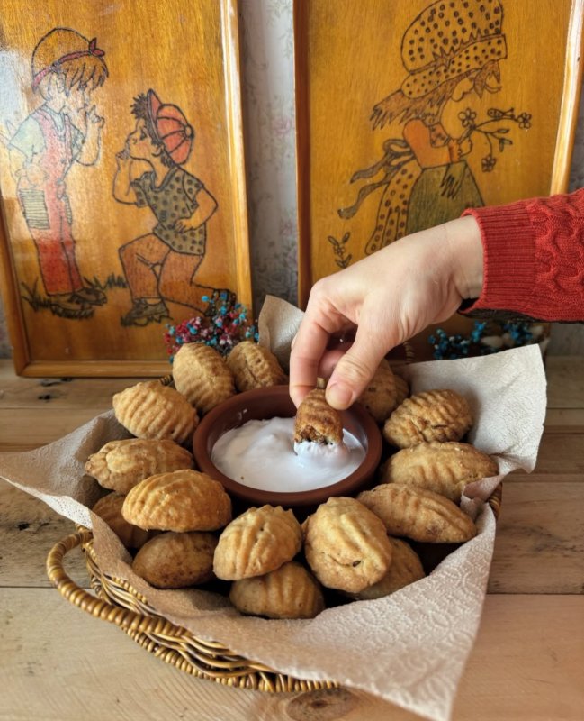 ÜZÜMDALI KADIN KOOPERATİFİ AÇILDI Tuğba Albayrak ve Aysun Maraşlıoğlu’nun işletmeciliğini yapacağı Üzümdalı Kadın Kooperatifi gerçekleşen törenle hizmete girdi. Antakya Üzümdalı Mahallesi’nde gerçekleşen açılış törenine Hatay Valiliği İl Planlama ve Koordinasyon Müdürü Mustafa Örgüt, DEVA Partisi Ankara Milletvekili Av. Sadullah Ergin, DEVA Partisi İl Başkanı İlker Eker, Hatay İnşaatçılar ve Boyacılar Odası Başkanı Mehmet Alakuş, Hatay Ticaret İl Müdürü Halit İmrek, işletmeciler Tuğba Albayrak ve Aysun Maraşlıoğlu ile çok sayıda vatandaş katıldı. ALBAYRAK: KOOPERATİFİMİZ YÖRESEL ÜRÜNLERİ ÖNE ÇIKARACAK Açılışın ardından değerlendirmelerde bulunan işletmeci Tuğba Albayrak; “Ortağım Aysun Maraşlıoğlu ile birlikte kurduğumuz kooperatifte elimizden geldiğinde Hatay yöresel ürünlerin imalatını yapıyoruz. Yaptığımız ürünler oruk, kaytaz böreği, biberli ekmek, börek, ıspanaklı börekler, katıklı ekmek çeşitleri, kömbe çeşitleri, tuzlu, zahterli, portakallı pasta, tandır kahkesi, kabak tatlısı, biber salçası, zeytinyağı, nar ekşisidir. Bunlar yaptığımız ürünlerin bir kısmı. Diğer ürünlerimizi ve bu lezzetlerimizi görmek ve tatmak isteyenleri kooperatifimize bekliyoruz. Açılışımıza katılan herkese teşekkür ediyorum. Kooperatifimize katkı sunmak isteyen herkesi Üzümdalı Mahallemize ve kadın kooperatifimize bekliyoruz” ifadelerini kullandı. Açılışın ardından Albayrak ve Maraşlıoğlu, katılımcılara kooperatifi gezdirdi. Program davetliler onuruna verilen kokteyl ile sona erdi.