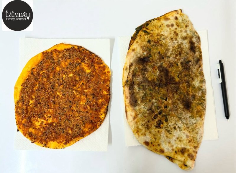 ÜZÜMDALI KADIN KOOPERATİFİ AÇILDI Tuğba Albayrak ve Aysun Maraşlıoğlu’nun işletmeciliğini yapacağı Üzümdalı Kadın Kooperatifi gerçekleşen törenle hizmete girdi. Antakya Üzümdalı Mahallesi’nde gerçekleşen açılış törenine Hatay Valiliği İl Planlama ve Koordinasyon Müdürü Mustafa Örgüt, DEVA Partisi Ankara Milletvekili Av. Sadullah Ergin, DEVA Partisi İl Başkanı İlker Eker, Hatay İnşaatçılar ve Boyacılar Odası Başkanı Mehmet Alakuş, Hatay Ticaret İl Müdürü Halit İmrek, işletmeciler Tuğba Albayrak ve Aysun Maraşlıoğlu ile çok sayıda vatandaş katıldı. ALBAYRAK: KOOPERATİFİMİZ YÖRESEL ÜRÜNLERİ ÖNE ÇIKARACAK Açılışın ardından değerlendirmelerde bulunan işletmeci Tuğba Albayrak; “Ortağım Aysun Maraşlıoğlu ile birlikte kurduğumuz kooperatifte elimizden geldiğinde Hatay yöresel ürünlerin imalatını yapıyoruz. Yaptığımız ürünler oruk, kaytaz böreği, biberli ekmek, börek, ıspanaklı börekler, katıklı ekmek çeşitleri, kömbe çeşitleri, tuzlu, zahterli, portakallı pasta, tandır kahkesi, kabak tatlısı, biber salçası, zeytinyağı, nar ekşisidir. Bunlar yaptığımız ürünlerin bir kısmı. Diğer ürünlerimizi ve bu lezzetlerimizi görmek ve tatmak isteyenleri kooperatifimize bekliyoruz. Açılışımıza katılan herkese teşekkür ediyorum. Kooperatifimize katkı sunmak isteyen herkesi Üzümdalı Mahallemize ve kadın kooperatifimize bekliyoruz” ifadelerini kullandı. Açılışın ardından Albayrak ve Maraşlıoğlu, katılımcılara kooperatifi gezdirdi. Program davetliler onuruna verilen kokteyl ile sona erdi.