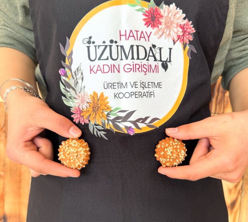 ÜZÜMDALI KADIN KOOPERATİFİ AÇILDI Tuğba Albayrak ve Aysun Maraşlıoğlu’nun işletmeciliğini yapacağı Üzümdalı Kadın Kooperatifi gerçekleşen törenle hizmete girdi. Antakya Üzümdalı Mahallesi’nde gerçekleşen açılış törenine Hatay Valiliği İl Planlama ve Koordinasyon Müdürü Mustafa Örgüt, DEVA Partisi Ankara Milletvekili Av. Sadullah Ergin, DEVA Partisi İl Başkanı İlker Eker, Hatay İnşaatçılar ve Boyacılar Odası Başkanı Mehmet Alakuş, Hatay Ticaret İl Müdürü Halit İmrek, işletmeciler Tuğba Albayrak ve Aysun Maraşlıoğlu ile çok sayıda vatandaş katıldı. ALBAYRAK: KOOPERATİFİMİZ YÖRESEL ÜRÜNLERİ ÖNE ÇIKARACAK Açılışın ardından değerlendirmelerde bulunan işletmeci Tuğba Albayrak; “Ortağım Aysun Maraşlıoğlu ile birlikte kurduğumuz kooperatifte elimizden geldiğinde Hatay yöresel ürünlerin imalatını yapıyoruz. Yaptığımız ürünler oruk, kaytaz böreği, biberli ekmek, börek, ıspanaklı börekler, katıklı ekmek çeşitleri, kömbe çeşitleri, tuzlu, zahterli, portakallı pasta, tandır kahkesi, kabak tatlısı, biber salçası, zeytinyağı, nar ekşisidir. Bunlar yaptığımız ürünlerin bir kısmı. Diğer ürünlerimizi ve bu lezzetlerimizi görmek ve tatmak isteyenleri kooperatifimize bekliyoruz. Açılışımıza katılan herkese teşekkür ediyorum. Kooperatifimize katkı sunmak isteyen herkesi Üzümdalı Mahallemize ve kadın kooperatifimize bekliyoruz” ifadelerini kullandı. Açılışın ardından Albayrak ve Maraşlıoğlu, katılımcılara kooperatifi gezdirdi. Program davetliler onuruna verilen kokteyl ile sona erdi.