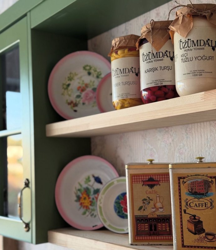 ÜZÜMDALI KADIN KOOPERATİFİ AÇILDI Tuğba Albayrak ve Aysun Maraşlıoğlu’nun işletmeciliğini yapacağı Üzümdalı Kadın Kooperatifi gerçekleşen törenle hizmete girdi. Antakya Üzümdalı Mahallesi’nde gerçekleşen açılış törenine Hatay Valiliği İl Planlama ve Koordinasyon Müdürü Mustafa Örgüt, DEVA Partisi Ankara Milletvekili Av. Sadullah Ergin, DEVA Partisi İl Başkanı İlker Eker, Hatay İnşaatçılar ve Boyacılar Odası Başkanı Mehmet Alakuş, Hatay Ticaret İl Müdürü Halit İmrek, işletmeciler Tuğba Albayrak ve Aysun Maraşlıoğlu ile çok sayıda vatandaş katıldı. ALBAYRAK: KOOPERATİFİMİZ YÖRESEL ÜRÜNLERİ ÖNE ÇIKARACAK Açılışın ardından değerlendirmelerde bulunan işletmeci Tuğba Albayrak; “Ortağım Aysun Maraşlıoğlu ile birlikte kurduğumuz kooperatifte elimizden geldiğinde Hatay yöresel ürünlerin imalatını yapıyoruz. Yaptığımız ürünler oruk, kaytaz böreği, biberli ekmek, börek, ıspanaklı börekler, katıklı ekmek çeşitleri, kömbe çeşitleri, tuzlu, zahterli, portakallı pasta, tandır kahkesi, kabak tatlısı, biber salçası, zeytinyağı, nar ekşisidir. Bunlar yaptığımız ürünlerin bir kısmı. Diğer ürünlerimizi ve bu lezzetlerimizi görmek ve tatmak isteyenleri kooperatifimize bekliyoruz. Açılışımıza katılan herkese teşekkür ediyorum. Kooperatifimize katkı sunmak isteyen herkesi Üzümdalı Mahallemize ve kadın kooperatifimize bekliyoruz” ifadelerini kullandı. Açılışın ardından Albayrak ve Maraşlıoğlu, katılımcılara kooperatifi gezdirdi. Program davetliler onuruna verilen kokteyl ile sona erdi.