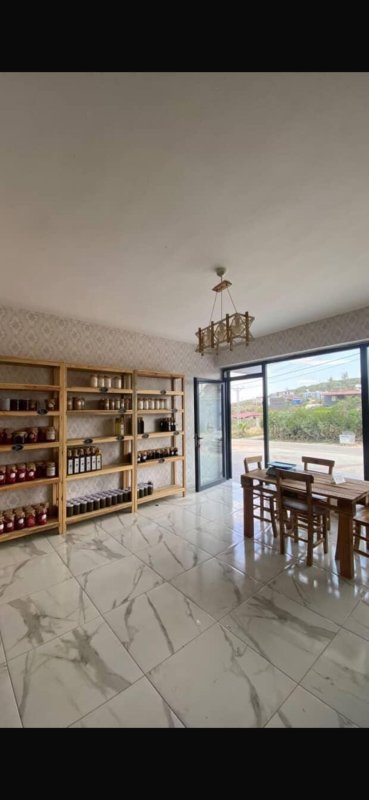 ÜZÜMDALI KADIN KOOPERATİFİ AÇILDI Tuğba Albayrak ve Aysun Maraşlıoğlu’nun işletmeciliğini yapacağı Üzümdalı Kadın Kooperatifi gerçekleşen törenle hizmete girdi. Antakya Üzümdalı Mahallesi’nde gerçekleşen açılış törenine Hatay Valiliği İl Planlama ve Koordinasyon Müdürü Mustafa Örgüt, DEVA Partisi Ankara Milletvekili Av. Sadullah Ergin, DEVA Partisi İl Başkanı İlker Eker, Hatay İnşaatçılar ve Boyacılar Odası Başkanı Mehmet Alakuş, Hatay Ticaret İl Müdürü Halit İmrek, işletmeciler Tuğba Albayrak ve Aysun Maraşlıoğlu ile çok sayıda vatandaş katıldı. ALBAYRAK: KOOPERATİFİMİZ YÖRESEL ÜRÜNLERİ ÖNE ÇIKARACAK Açılışın ardından değerlendirmelerde bulunan işletmeci Tuğba Albayrak; “Ortağım Aysun Maraşlıoğlu ile birlikte kurduğumuz kooperatifte elimizden geldiğinde Hatay yöresel ürünlerin imalatını yapıyoruz. Yaptığımız ürünler oruk, kaytaz böreği, biberli ekmek, börek, ıspanaklı börekler, katıklı ekmek çeşitleri, kömbe çeşitleri, tuzlu, zahterli, portakallı pasta, tandır kahkesi, kabak tatlısı, biber salçası, zeytinyağı, nar ekşisidir. Bunlar yaptığımız ürünlerin bir kısmı. Diğer ürünlerimizi ve bu lezzetlerimizi görmek ve tatmak isteyenleri kooperatifimize bekliyoruz. Açılışımıza katılan herkese teşekkür ediyorum. Kooperatifimize katkı sunmak isteyen herkesi Üzümdalı Mahallemize ve kadın kooperatifimize bekliyoruz” ifadelerini kullandı. Açılışın ardından Albayrak ve Maraşlıoğlu, katılımcılara kooperatifi gezdirdi. Program davetliler onuruna verilen kokteyl ile sona erdi.