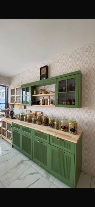 ÜZÜMDALI KADIN KOOPERATİFİ AÇILDI Tuğba Albayrak ve Aysun Maraşlıoğlu’nun işletmeciliğini yapacağı Üzümdalı Kadın Kooperatifi gerçekleşen törenle hizmete girdi. Antakya Üzümdalı Mahallesi’nde gerçekleşen açılış törenine Hatay Valiliği İl Planlama ve Koordinasyon Müdürü Mustafa Örgüt, DEVA Partisi Ankara Milletvekili Av. Sadullah Ergin, DEVA Partisi İl Başkanı İlker Eker, Hatay İnşaatçılar ve Boyacılar Odası Başkanı Mehmet Alakuş, Hatay Ticaret İl Müdürü Halit İmrek, işletmeciler Tuğba Albayrak ve Aysun Maraşlıoğlu ile çok sayıda vatandaş katıldı. ALBAYRAK: KOOPERATİFİMİZ YÖRESEL ÜRÜNLERİ ÖNE ÇIKARACAK Açılışın ardından değerlendirmelerde bulunan işletmeci Tuğba Albayrak; “Ortağım Aysun Maraşlıoğlu ile birlikte kurduğumuz kooperatifte elimizden geldiğinde Hatay yöresel ürünlerin imalatını yapıyoruz. Yaptığımız ürünler oruk, kaytaz böreği, biberli ekmek, börek, ıspanaklı börekler, katıklı ekmek çeşitleri, kömbe çeşitleri, tuzlu, zahterli, portakallı pasta, tandır kahkesi, kabak tatlısı, biber salçası, zeytinyağı, nar ekşisidir. Bunlar yaptığımız ürünlerin bir kısmı. Diğer ürünlerimizi ve bu lezzetlerimizi görmek ve tatmak isteyenleri kooperatifimize bekliyoruz. Açılışımıza katılan herkese teşekkür ediyorum. Kooperatifimize katkı sunmak isteyen herkesi Üzümdalı Mahallemize ve kadın kooperatifimize bekliyoruz” ifadelerini kullandı. Açılışın ardından Albayrak ve Maraşlıoğlu, katılımcılara kooperatifi gezdirdi. Program davetliler onuruna verilen kokteyl ile sona erdi.