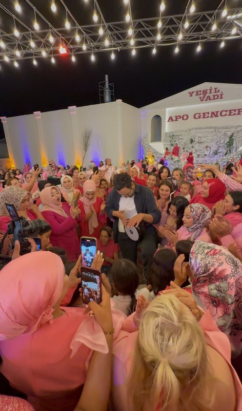 APO GENCER HER EVDEN BİR BARBİE TOPLAYIP PARTİ YAPTI