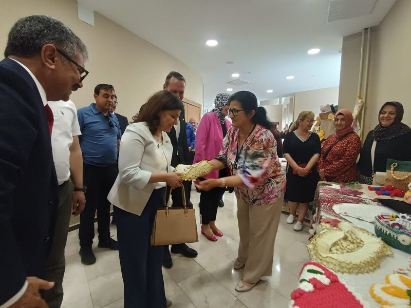 ERZİN HEM’DE EL EMEĞİ ÜRÜNLER SERGİLENDİ 