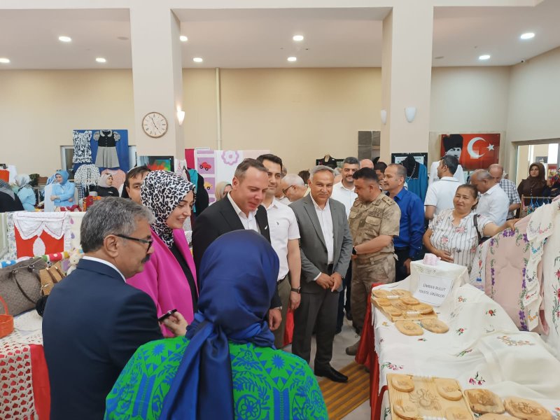 ERZİN HEM’DE EL EMEĞİ ÜRÜNLER SERGİLENDİ 