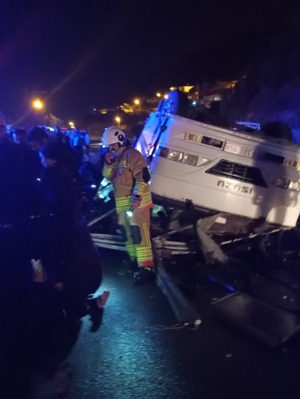 Tarım işçilerini taşıyan servis midibüsü ters döndü: 25 yaralı